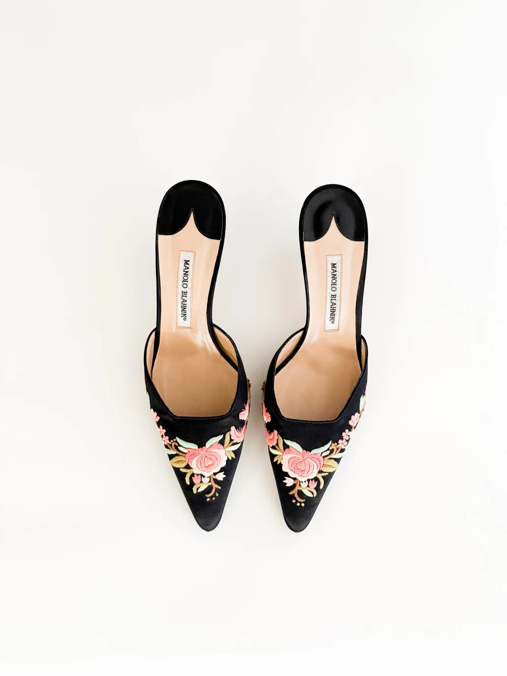マノロブラニク ミュール サンダル 花 刺繍 ヒール ブラック 38 25cm MANOLO BLAHNIK ミュール 黒 ブラック 花モチーフ 赤インソール